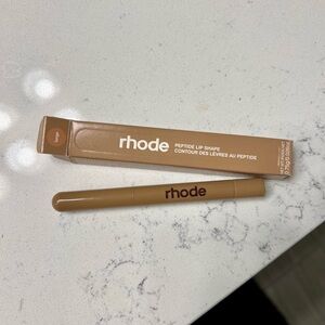 Rhode Peptide Lip Shape in Lunge